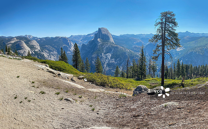 优胜美地半圆顶和内华达瀑布广角镜头图片素材
