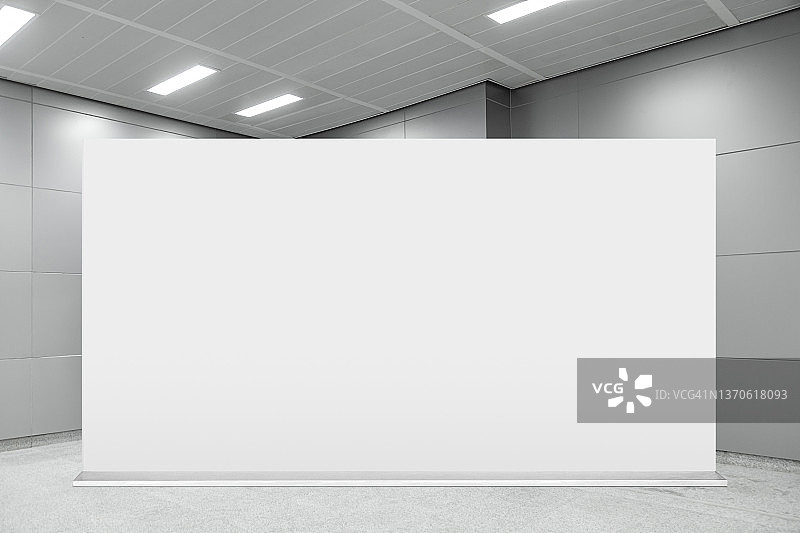 现代建筑中的空白白色屏幕广告牌样机图片素材