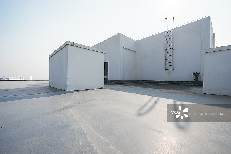 空旷的屋顶停车场图片素材