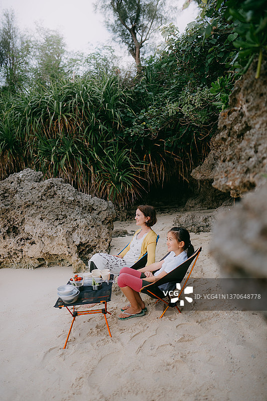 母亲和女儿在日本海滩露营图片素材
