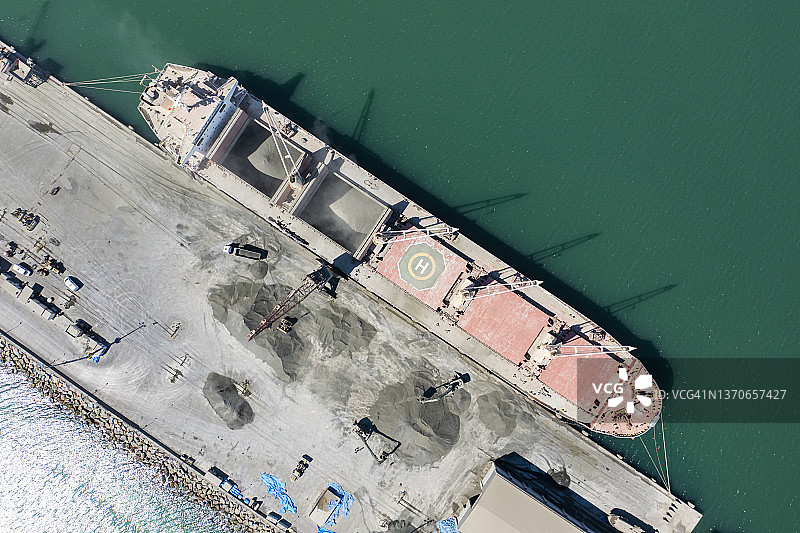 国际港口一艘装载水泥的大型货船鸟瞰图片素材