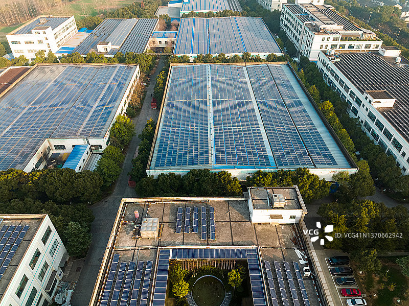 江苏省江阴市工业厂房屋顶太阳能光伏板图片素材
