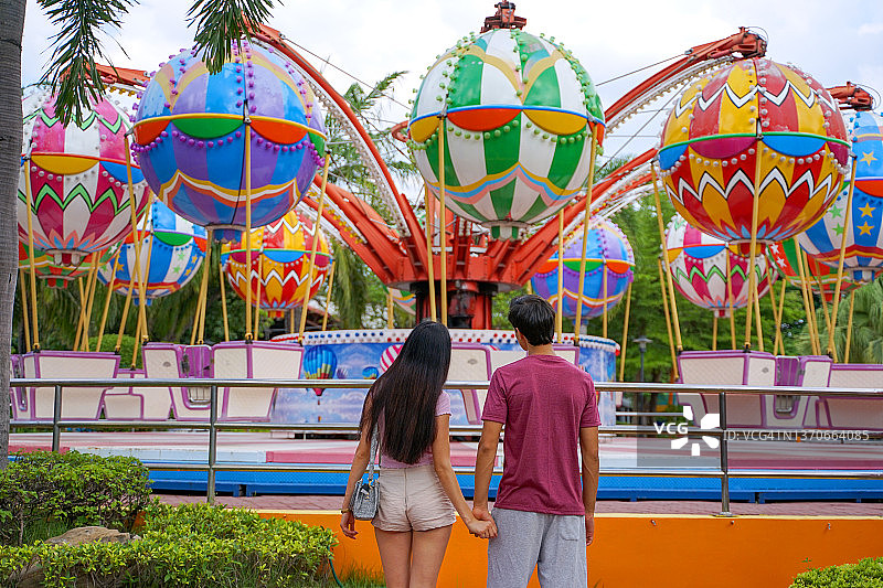 年轻情侣在游乐园游玩图片素材