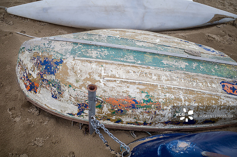 沙丘中倾覆的风化船图片素材
