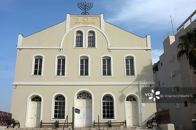 里雄莱锡安老犹太教堂正面，蓝色天空映衬下的光明节烛台图片素材