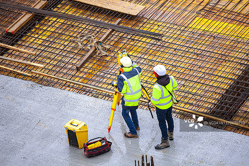 建筑工地上的测量员图片素材
