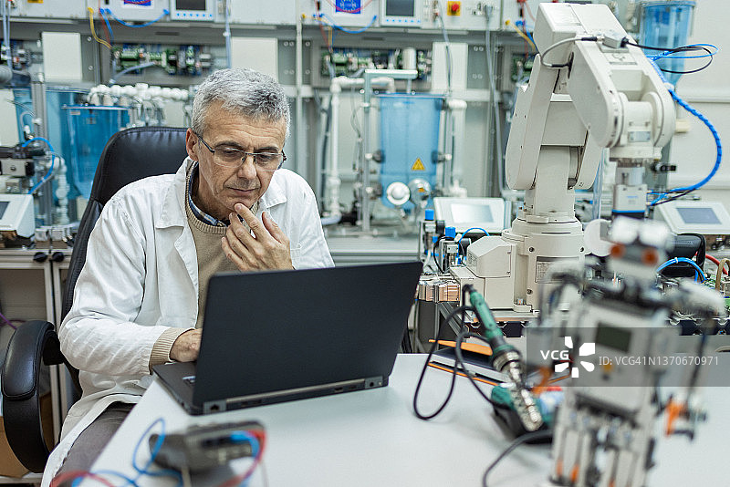 机电工程师开发新型机器人原型图片素材