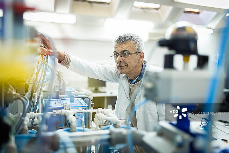 机电工程师检查新项目图片素材