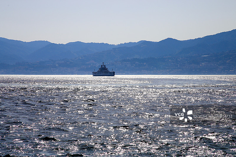 穿越墨西拿海峡的渡轮图片素材