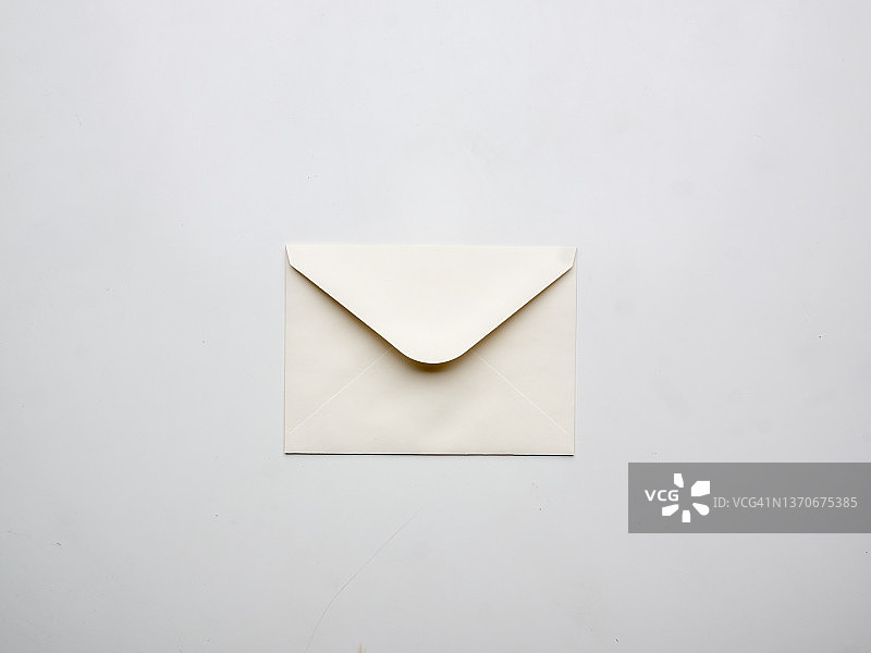 白色桌面上孤立的空信封图片素材