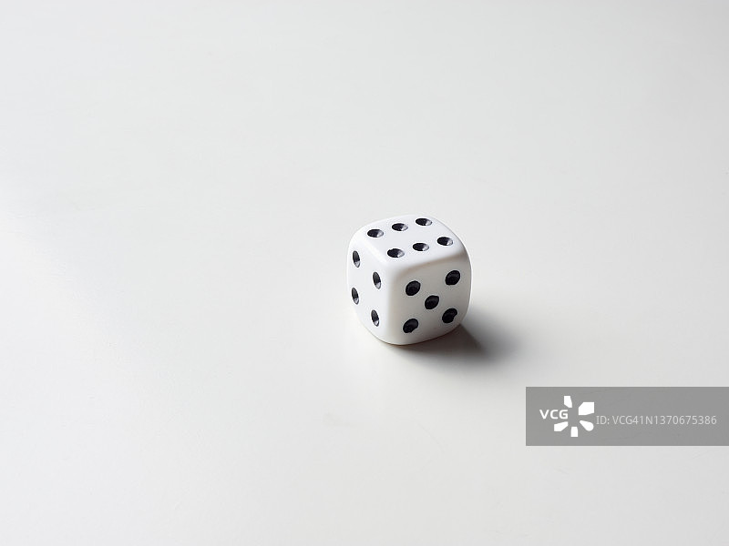 白色背景上的骰子图片素材