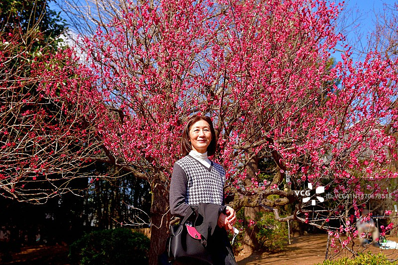 日本女子在东京公园享受梅花盛开的季节图片素材