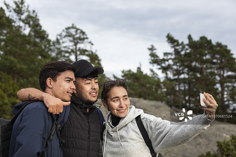 微笑的朋友们自拍图片素材
