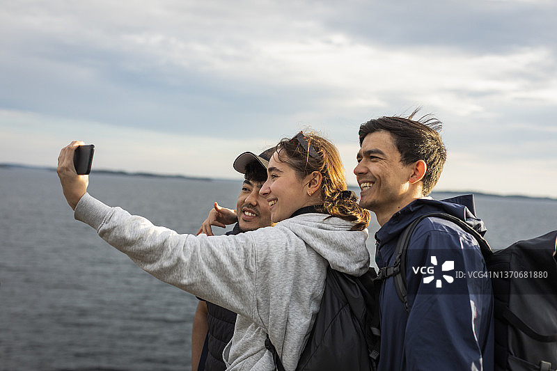 微笑的朋友们自拍图片素材