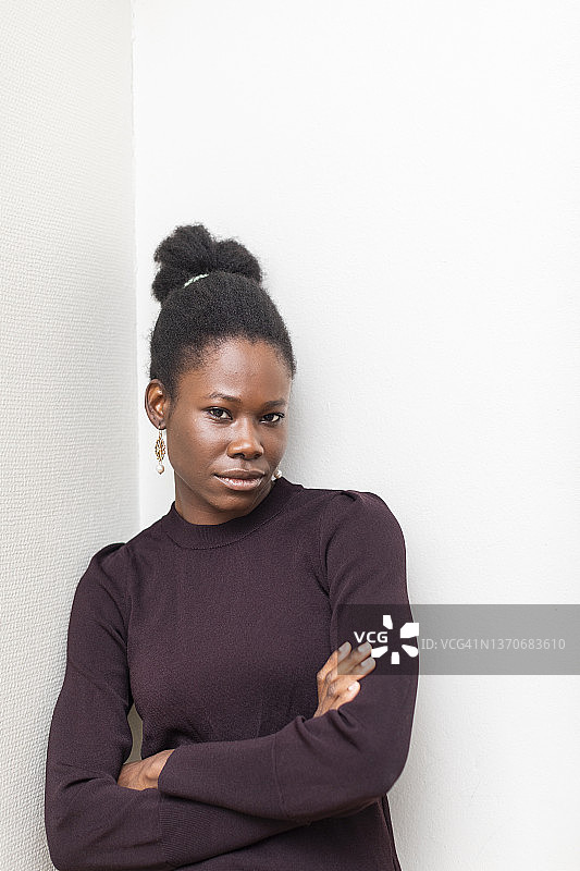 看着相机的女人图片素材