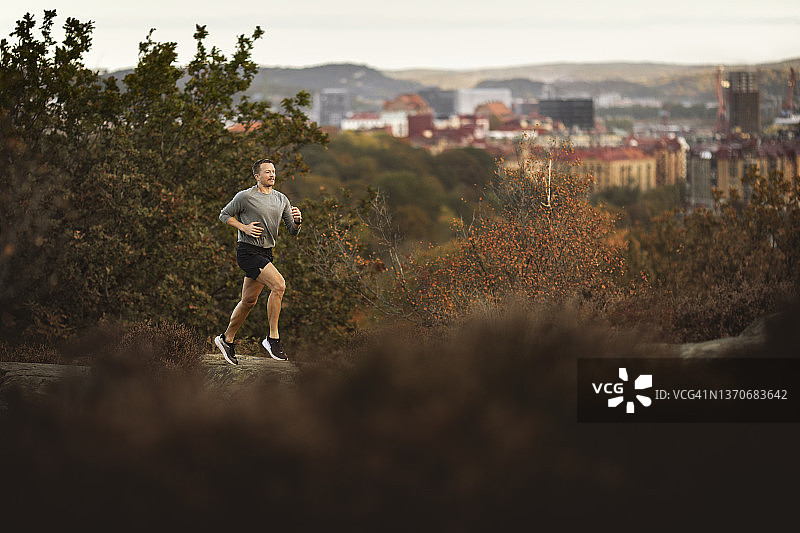 男子慢跑景观图片素材