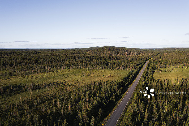 俯视角度拍摄的乡间小路图片素材