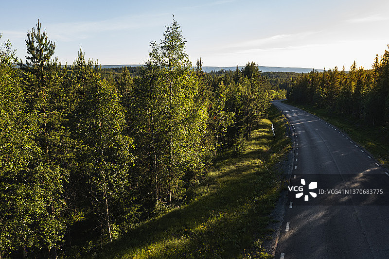 穿梭于森林中的乡村公路图片素材