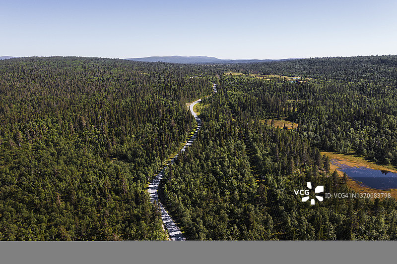 穿梭于森林中的乡村公路图片素材