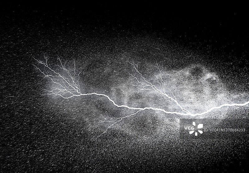 漂浮在空中的水滴与电击闪电图片素材