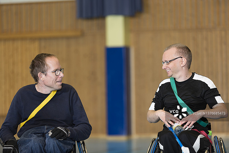 健身房里的残疾男人图片素材
