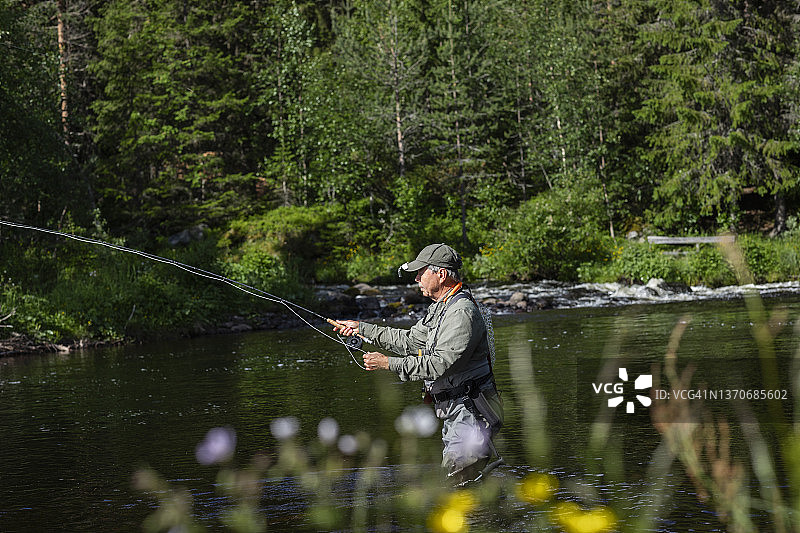 在河里钓鱼的男人图片素材