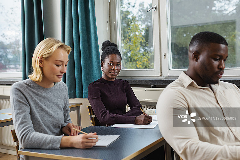 在教室里学习的学生图片素材
