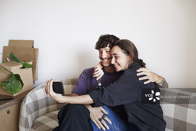 年轻情侣在沙发上自拍图片素材