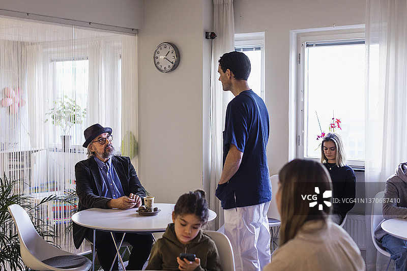 医生在等候室与患者交谈图片素材