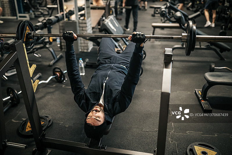 健身房健美和举重图片素材