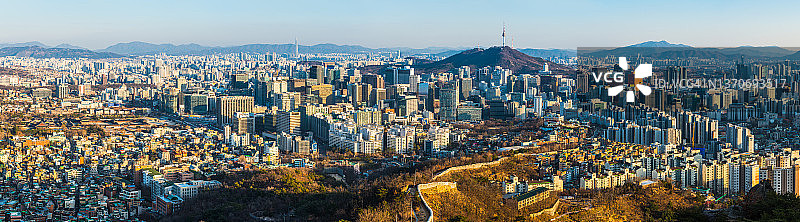首尔城市全景：城墙、摩天大楼和南山图片素材