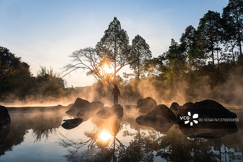 泰国柴颂国家公园温泉晨雾旅行者剪影图片素材
