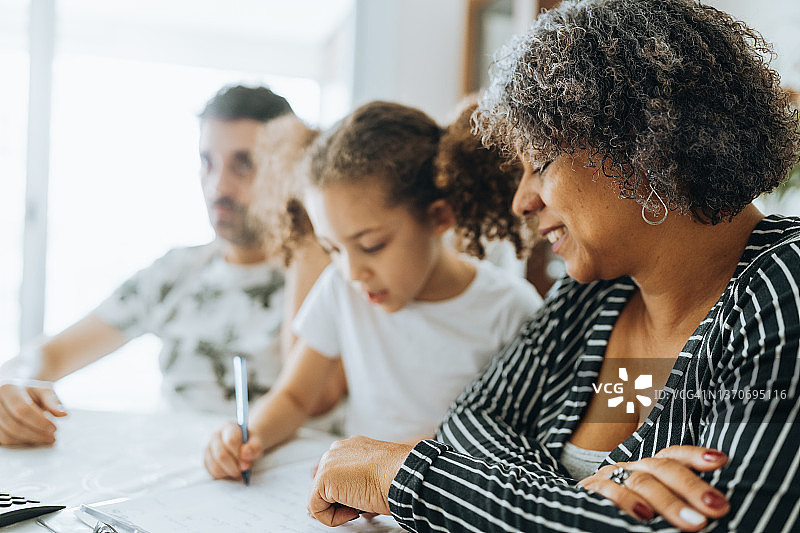 小女孩在做作业图片素材