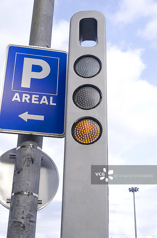 白色现代交通信号灯，以天空为背景图片素材