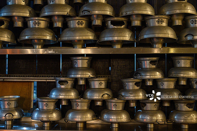 堆叠的一组金属热锅图片素材