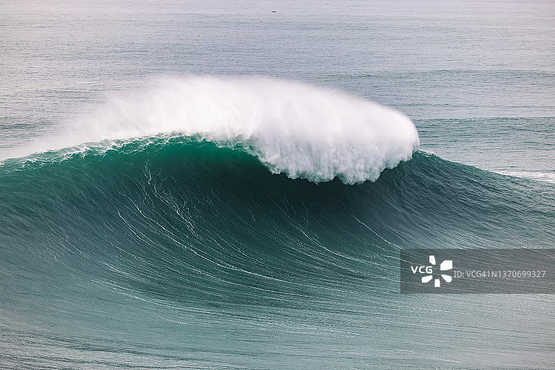 葡萄牙大西洋沿岸纳扎雷巨浪景观图片素材