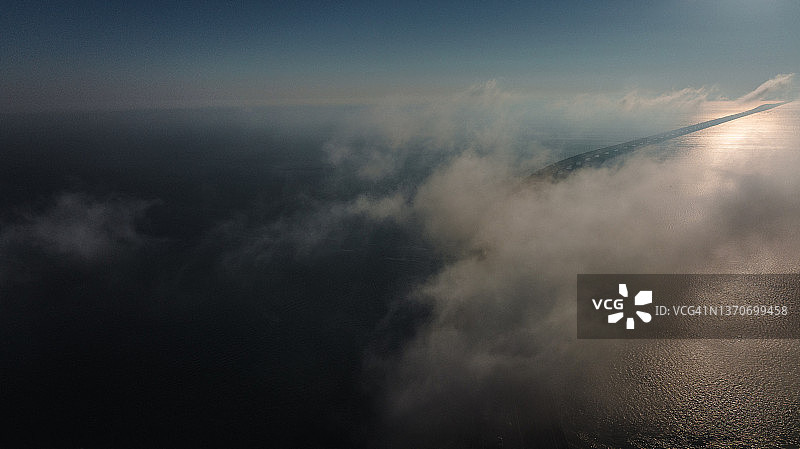 里斯本瓦斯科达伽马大桥雾景早晨图片素材