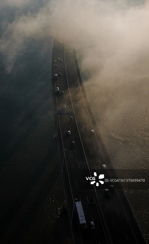 里斯本瓦斯科达伽马大桥雾景早晨图片素材