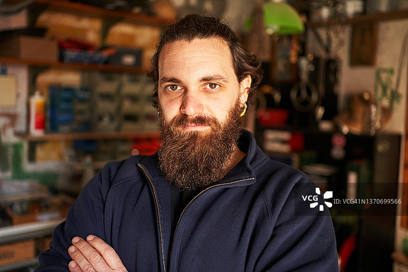 手工艺人在其工作室中的肖像图片素材