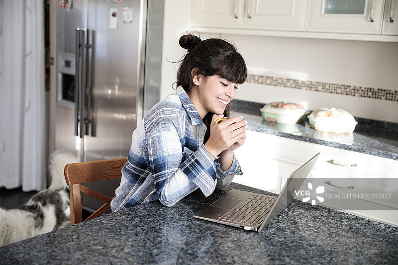 青少年在家上在线学校课程图片素材