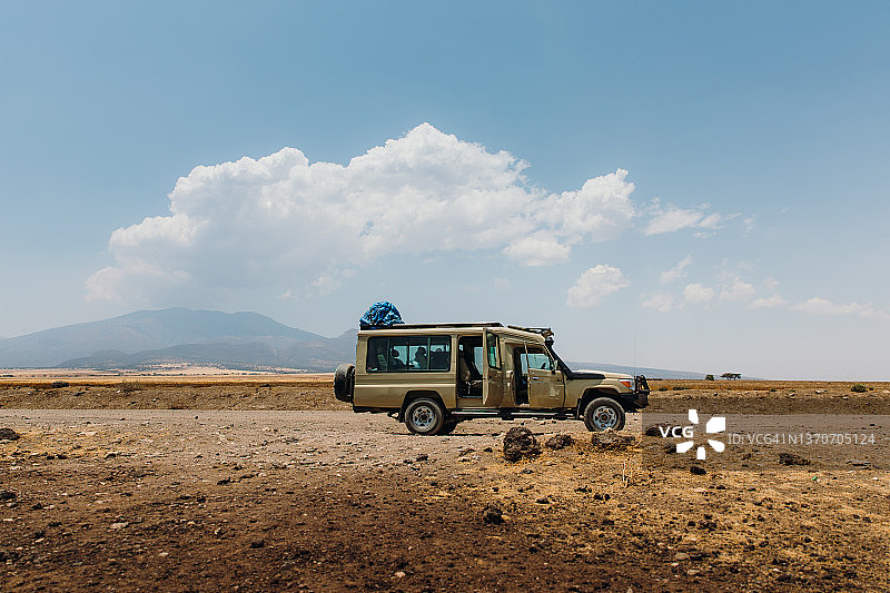 坦桑尼亚塞伦盖蒂国家公园的非洲稀树草原风光与旅行吉普车图片素材