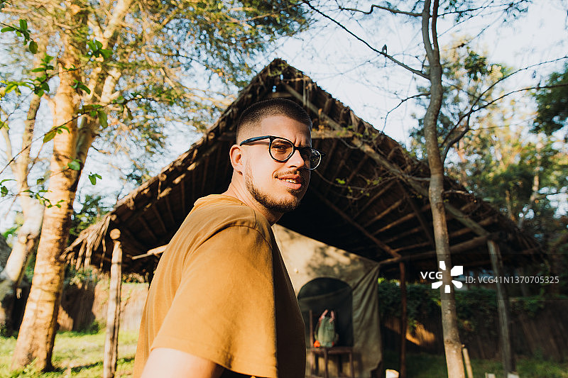 男游客在露营地思考非洲日出图片素材