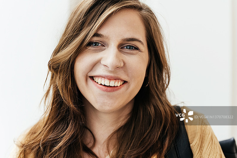 微笑的大学生特写肖像图片素材