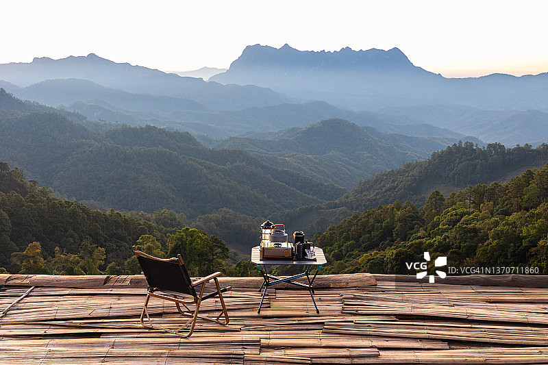 乡村傍晚山丘上的帐篷露营设备图片素材