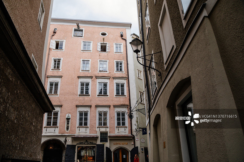 中世纪古城历史中心，文艺复兴和巴洛克风格建筑群的狭窄街道图片素材