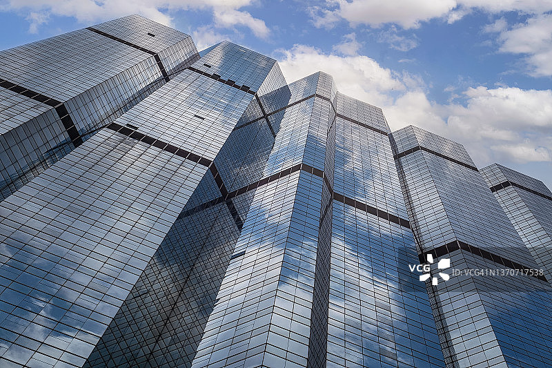 蓝色云彩天空的抽象窗户反射图片素材