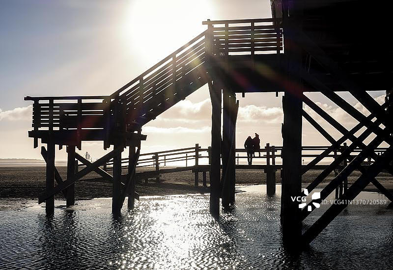 德国石勒苏益格-荷尔斯泰因州圣彼得奥尔丁海滩小屋的木制支柱图片素材