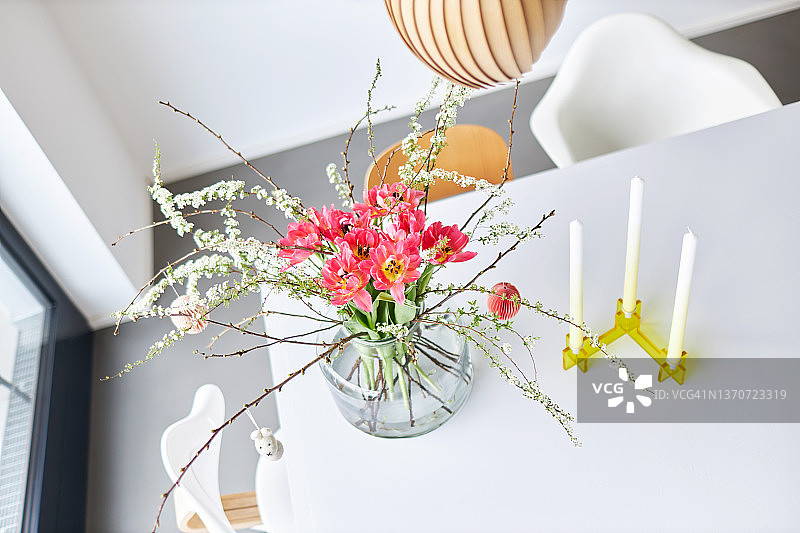 玻璃花瓶中的复活节花束图片素材