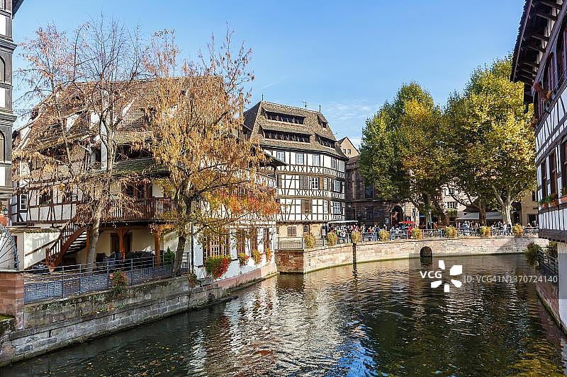 法国斯特拉斯堡小法兰西历史区：伊尔河畔的半木结构房屋图片素材