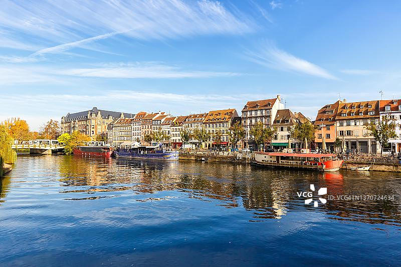 法国斯特拉斯堡伊尔河畔的历史房屋图片素材